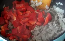 Добавить болг.перец, нарезанный кубиком. Обжаривать ещё мин,5