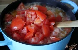 Добавить помидоры, нарезанные четвертинками (лучше - предварительно ошпарить и снять кожицу!)
