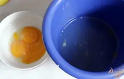 Разделить яйца на белки и желтки(обязательно!)