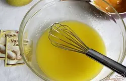 Растопленное сливочное масло слегка охладить, ввести 2 вида сахара.