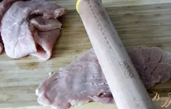 Мясное филе - вырезка, карбонад или шницели - тнко нарзать и отбить деревянной скалкой, раскатать до 0,5 см