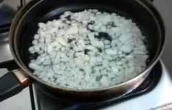 На сковороде разогреваем растительное масло, и отправляем пассероваться лук.