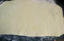 Тесто тонко раскатать в пласт.