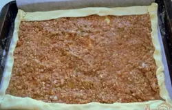 Выложить тонким слоем фарш.