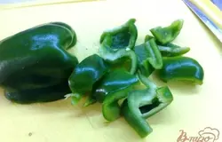 Очищем и нарезаем перцы, для этого блюда лучше брать зеленые перцы, но для разнообразия цвета я взяла один желтый.
