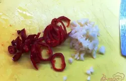 Очищаем перец чили и чеснок и измельчаем.