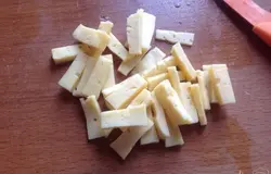 Сыр нарезать соломкой