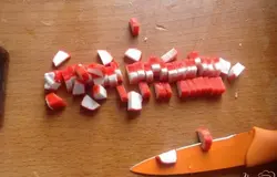 Крабовые палочки мелко порезать