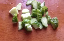 Огурцы нарезать полукольцами