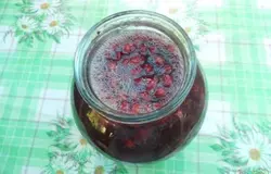 Заливаю косточки водкой. Закрываю банку крышкой, ставлю в нежаркое, темное место и забываю про неё на пару месяцев.