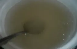 Когда косточки настоятся, можно готовить дальше. Из воды и сахара варю сироп.
