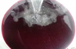 Добавляю сахарный сироп, хорошо перемешиваю.