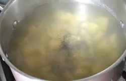 Картофель очистить и нарезать кубиками,залить холодной водой,засыпать мак и поставить варить до готовности картофеля.