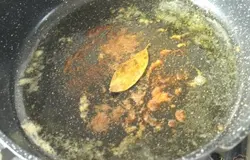 За это время нарезать кубиками морковь и тыкву.В сковороде разогреть оливковое масло,добавить лавровый лист,кориандр,куркуму и мускатный орех.Жарить помешивая 1.5 минуты.