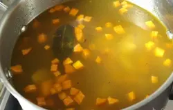 Готовые овощи добавить в бульон к картофелю.Посолить по вкусу.Дать закипеть.