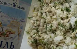 Куриное филе нарезать кубиками и смешать с варёным рисом. Добавить к ним 1 ч.л. морской соли, яйцо, чёрный перец и измельчённую петрушку.