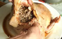 Помещаем остывшую начинку вовнутрь курицы.