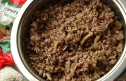 Гречку сварить согласно рецепта на упаковке, смешать с луком и грибами. Оставить начинку охлаждаться.