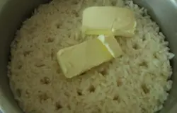 Начнем с риса. Чтоб он был идеальным необходимо соблюсти пропорцию два к одному: на две части воды – одна часть риса. Наливаем холодную воду, кладем в нее рис, ставим на огонь, доводим до кипения, кипятим 5 минут и ставим на средний огонь, пусть томиться еще 15 минут. В готовый горячий рис кладем пару кусочков сливочного масла и отставляем остывать.
