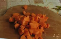 Морковь моем, чистим и режем маленькими кусочками.