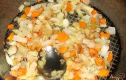 На предварительно разогретую сковороду наливаем подсолнечного масла и выкладываем лук и морковь, доводим до золотистого цвета, практически до готовности, солим, перчим.
