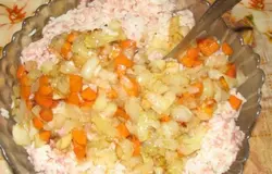 Соединяем все компоненты фарша: перемешиваем рис с перемолотым мясом (фаршем) и зажаркой