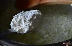 Луковицу нарезать мелко и обжарить до румяного цвета в кастрюле с оливковым маслом.Затем добавить муку, хорошо размешать.