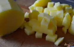 Картофель нарезать на кубики.