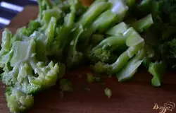 Капусту нарезать на пластинки. Картофель и капусту опустить в кастрюлю и варить до готовности овощей. Соль и специи добавляем в конце приготовления.