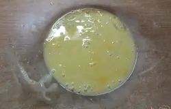 Сначала жарим блинчики. Взбиваем йцо в пенку.