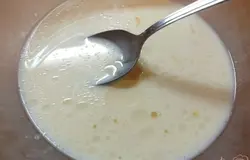 Добавляем соль и растительное масло.