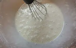 При помощи миксера хорошо перемешиваем тесто.
