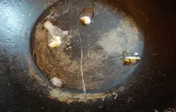 Смазываем сковородку сливочным маслом.