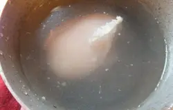 Отвариваем до готовности в соленой воде курицу.
