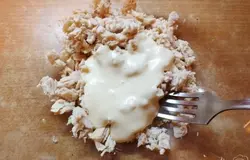 Нарезаем курицу мелко и смешиваем с майонезом.