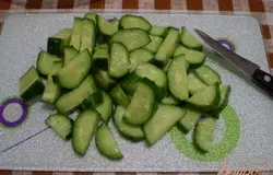 Огурец кусочками.