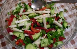 Заправляем салат маслом.