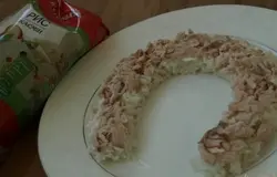 Рис выложить на тарелку в форме подковки. Рис смазать майонезом. Горбушу разобрать на небольшие кусочки, выложить сверху риса и смазать майонезом.