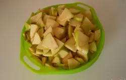 После этого яблоки надо нарезать мелкими кусочками.