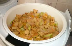Нарезанные яблоки надо перемешать с апельсином и сахаром и загрузить в чашу мультиварки.