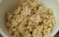 Сливочное масло перетереть с мукой,добавить творог и соль.