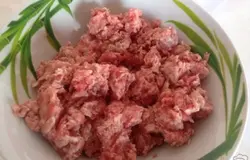 Мясо, лук пропускаем через мясорубку