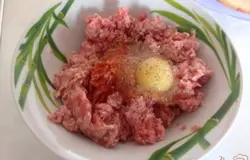 Добавляем яйцо, соль, перец, паприку