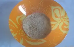 Отдельно насыпаем панировочные сухари