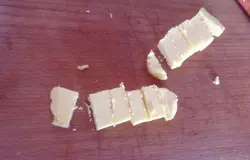 Масло нарезаем небольшими кусочками