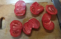 Помидоры необходимо брать мясистые, например микадо. Нарезаем их кружочками и вырезаем попки.