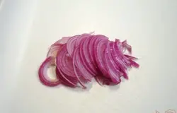 Луковицу нарезать полукольцами.