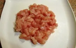 Куриное филе нарубить кубиками.