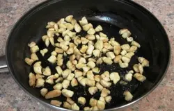 Приправить по вкусу, обжарить на растительном масле до готовности.