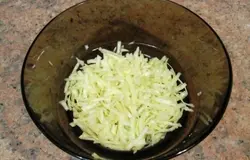 Капусту нашинковать, посолить и размять руками.